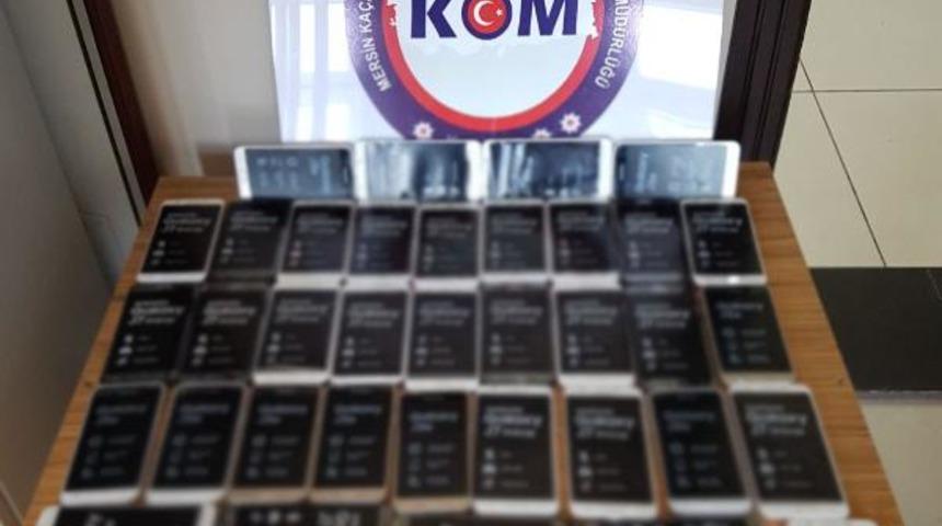 Yolcu otob&uuml;s&uuml;ndeki su kutularından ka&ccedil;ak sigara ve telefon &ccedil;ıktı