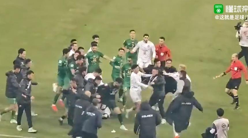 Asya Şampiyonlar Ligi'nde ortalık savaş alanına döndü, dakikalarca birbirlerini dövdüler!