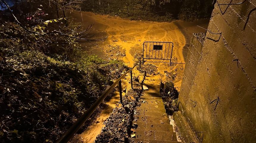 İstanbul'da korkutan anlar! Beykoz'da toprak kayması: 2 bina boşaltıldı, bina sakinleri isyan etti