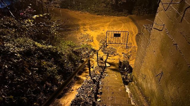 İstanbul'da korkutan anlar! Beykoz'da toprak kayması: 2 bina boşaltıldı, bina sakinleri isyan etti
