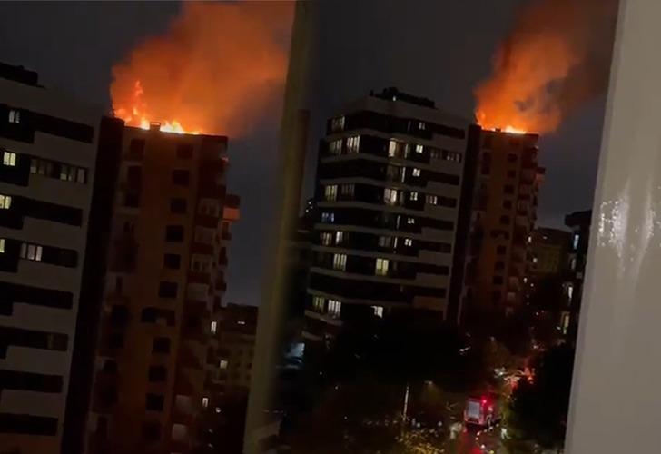 Kadıköy'de 14 katlı binada yangın! Çatısına yıldırım düştü 