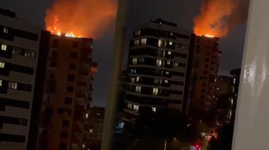 Kadıköy'de 14 katlı binada yangın! Çatısına yıldırım düştü 