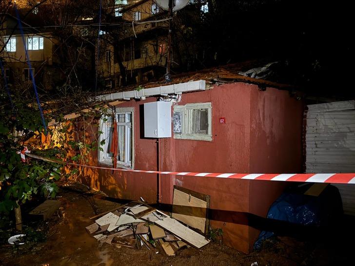 Beykoz'da toprak kayması nedeniyle 3 gecekondu boşaltıldı