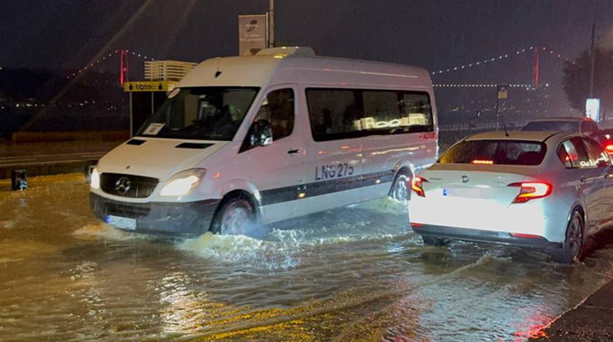 Esnaf zarara uğradı! Sarıyer'de sağanak nedeniyle pazar alanını su bastı