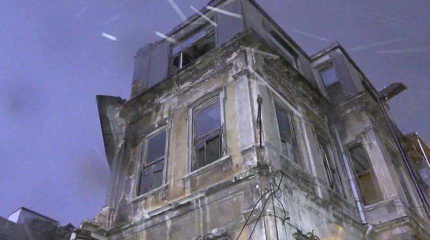 Sultanahmet'te tarihi binada çökme! 'Deprem oluyor zannettik'