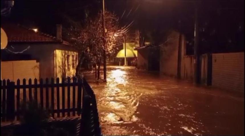 Kazdağları’nın eteklerindeki köylerde sokaklar derelere döndü