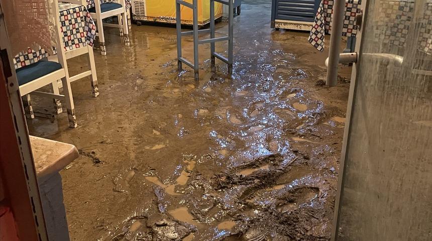 Bursa'nın turistik bölgelerinden Tirilye'de sağanak nedeniyle araçlar sürüklendi, iş yerlerini su bastı