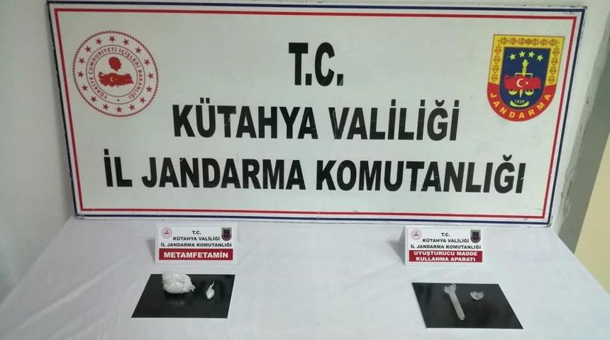 K&uuml;tahya&rsquo;da &uuml;zerinde uyuşturucu bulunan otob&uuml;s yolcusu tutuklandı