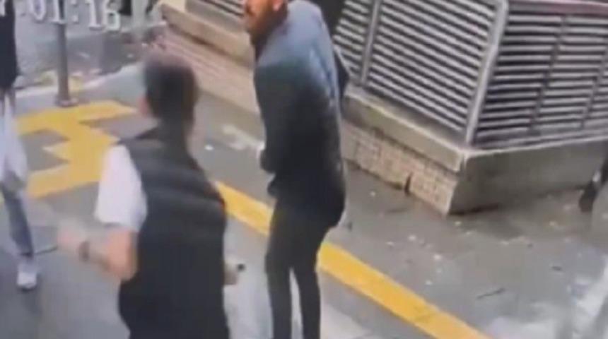 İzmir&rsquo;de kalabalığın ortasında silahlı saldırı kamerada