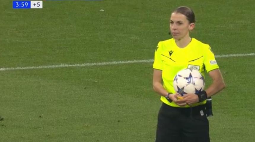 Galatasaray'ı 90+3. dakikada yaktı! Penaltı kararı verdi, VAR monitörünü karıştırdı ve sonrasında iptal etti!