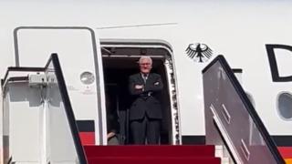 Katar Emiri ile Almanya Cumhurbaşkanı bir araya geldi! Almanya Cumhurbaşkanı Steinmeier karşısında yetkili göremeyince uçaktan inmeyi reddetti... Dakikalarca öylece bekledi