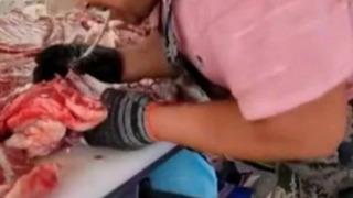 Mide bulandıran görüntüler! Kasap çiğ etin kemiğini ağzıyla çıkarttı... O anları sosyal medyadan paylaşılınca tepkilerin odağına yerleşti