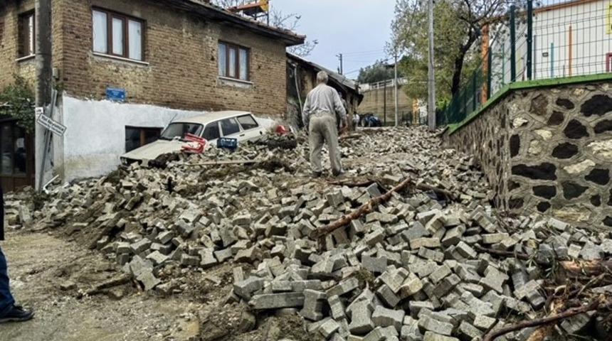O turistik beldeyi de sel vurdu...Çamur deryasına döndü