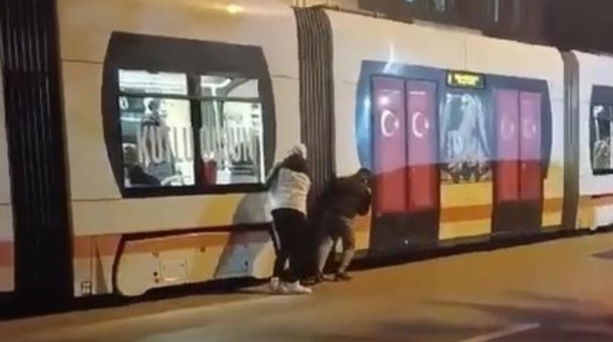 Yokuş çıkmakta zorlanan tramvayı ittiren gençlerin videosu büyük beğeni topladı