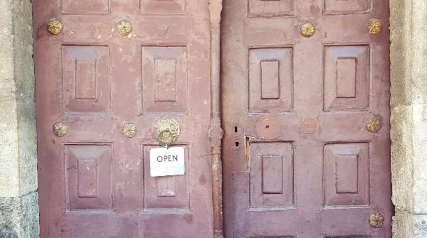 500 yıllık caminin altın yaldızlı m&uuml;h&uuml;rleri bir bir kayboluyor