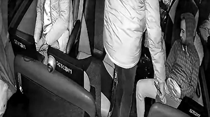 Otobüse binip uyuyan yolcunun telefonunu çaldı! O anlar kameraya yansıdı