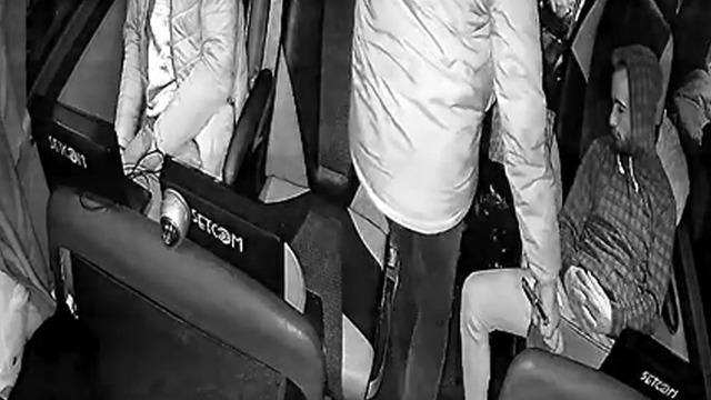 Otobüse binip uyuyan yolcunun telefonunu çaldı! O anlar kameraya yansıdı