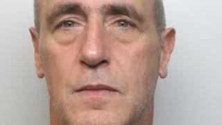 Her gün aynı numarayı yapıyordu! Trende yalnız kadınların yanına oturuyordu... Uyuyor numarası yapıp kadınları taciz eden adam tutuklandı