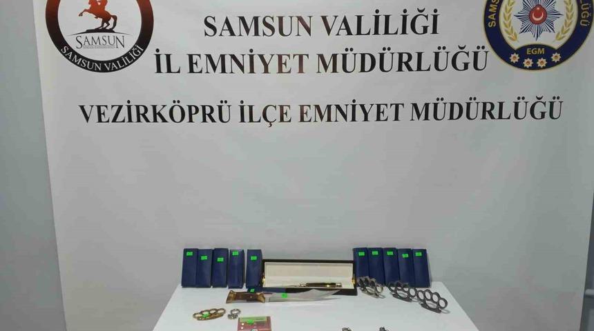 Samsun’da bir evde 30 sustalı bıçak ve 5 muşta ele geçirildi