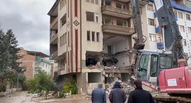 4 katlı ağır hasarlı bina saniyeler içerisinde yıkıldı
