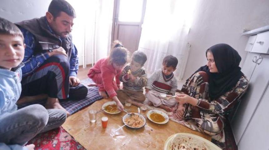 Elhuseyin Ailesi ge&ccedil;ici kimlik kartlarına kavuştu