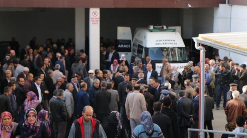 Otomobilin &ccedil;arptığı korucu &ouml;ld&uuml;