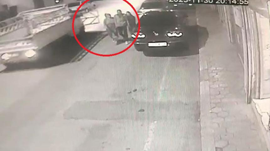 Seyir halindeki kamyonetin kapağı yolda yürüyen kadının başına çarptı! O anlar kamerada...