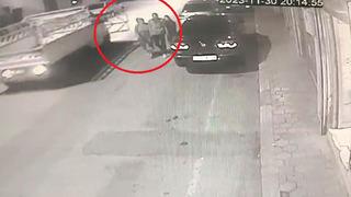 Seyir halindeki kamyonetin kapağı yolda yürüyen kadının başına çarptı! O anlar kamerada...