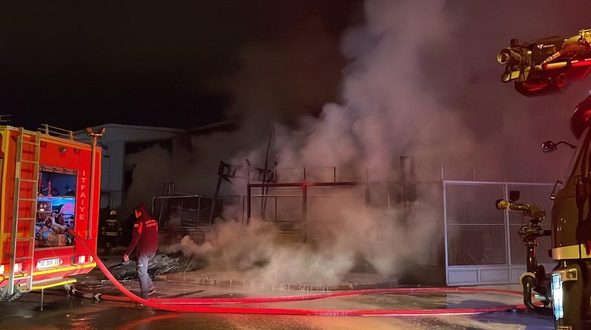 Beton kalıp fabrikasında çıkan yangın söndürüldü