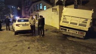 Kartal’da kamyonet ile otomobil çarpıştı: 2 yaralı