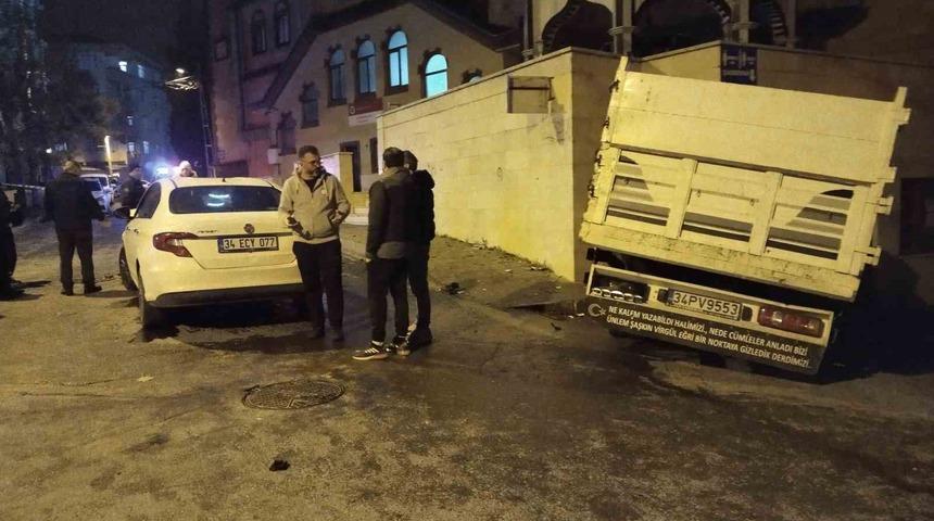 Kartal’da kamyonet ile otomobil çarpıştı: 2 yaralı
