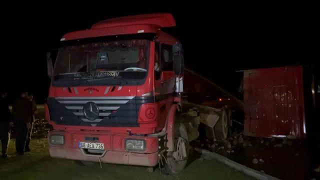 Süt tankeri ile pancar yüklü tır çarpıştı: 2 yaralı