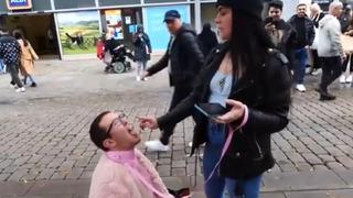 Çok konuşulan görüntüler! Kocasına tasma takıp sokak sokak gezdirdi... Bir gören bir daha baktı