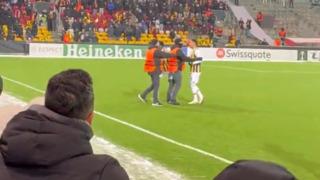 Maç bitti, ortalık karıştı! Fenerbahçe'nin yıldızı İrfan Can Kahveci bir taraftarın üstüne yürüdü, stat güvenliği araya girdi