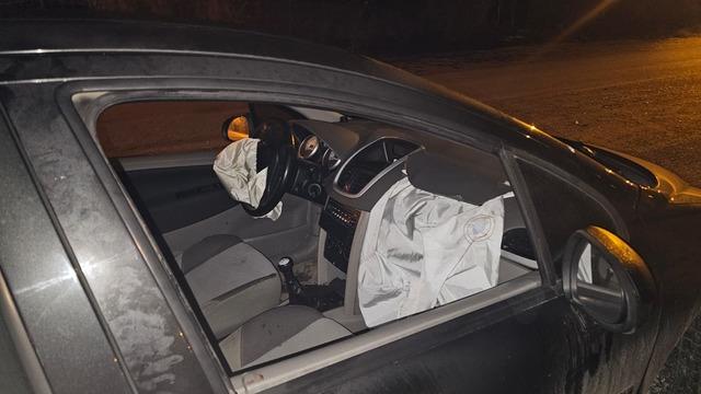 Çorum'da otomobil sökülen aydınlatma direğinin kalıntılarına çarptı 2 kişi yaralandı