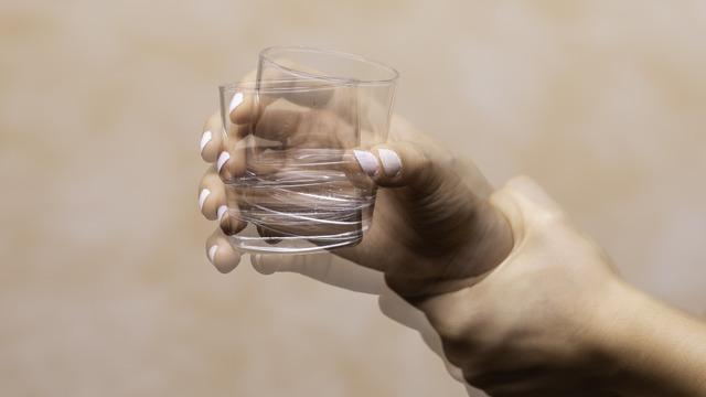 El titremesi nedir, neden olur? El titremesine ne iyi gelir?