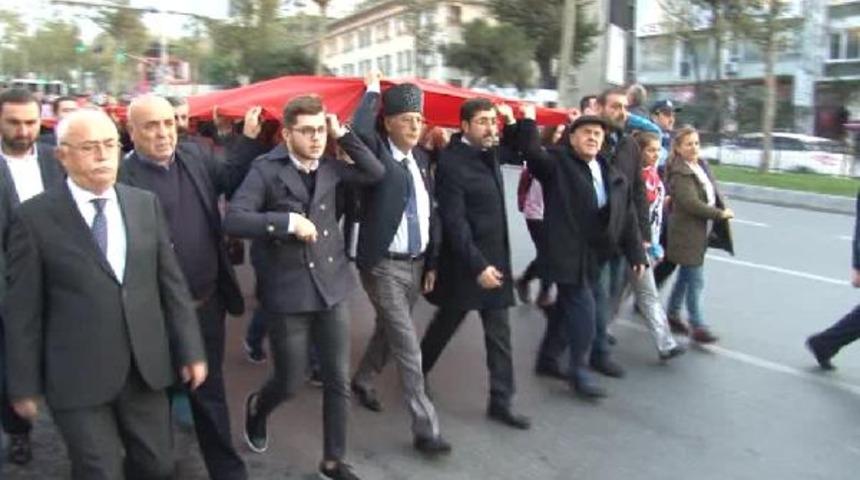 Beşiktaş'ta dev T&uuml;rk bayrağıyla saygı y&uuml;r&uuml;y&uuml;ş&uuml;