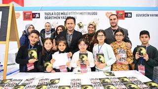 Tuzla'da ilkokullu minik yazarlardan imza günü... Belediye Başkanı Şadi Yazıcı: Çocuklarımız yazarak tarihe not düşüyor