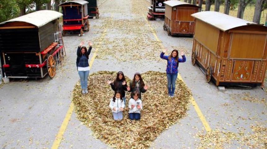 Sonbahar yapraklarından kalp yaptılar