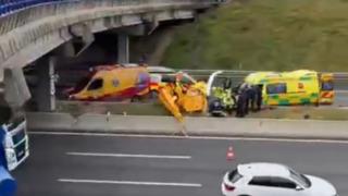 İspanya'da helikopter hava gösterisi sırasında bir anda otoyola düştü! Helikopterde bulunan iki kişi yaralandı