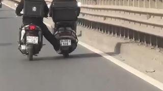 Bayrampaşa’da tehlikeli yolculuk kamerada, ayağıyla motosikleti itti