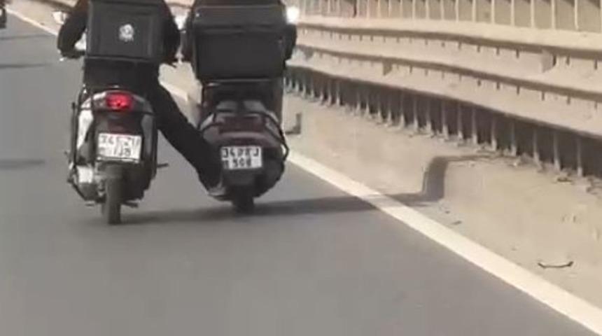 Bayrampaşa’da tehlikeli yolculuk kamerada, ayağıyla motosikleti itti