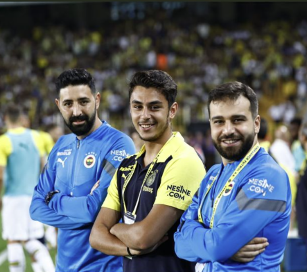 Fenerbah&ccedil;e'de sular durulmuyor! İsmail Kartal'ın oğlunu yardımcısı yaptığını &ouml;ğrenen taraftar &ccedil;ileden &ccedil;ıktı! "Fenerbah&ccedil;e'yi babanızın &ccedil;iftliği yaptınız"