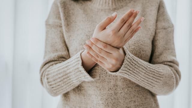 Elimde sinir sıkışması var ne yapmam lazım? Elde sinir sıkışmasına ne iyi gelir?