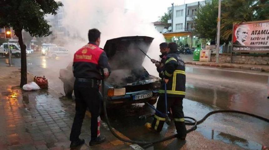 Hareket halindeyken alev alan otomobil kullanılmaz hale geldi