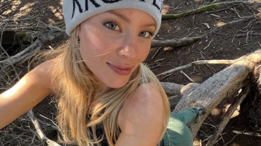 Sosyal medya fenomeni Daisy Keech, şeffaf iç çamaşırıyla mutfak tezgahına oturup aşka geldi! Köpeğini öpücüklere boğdu