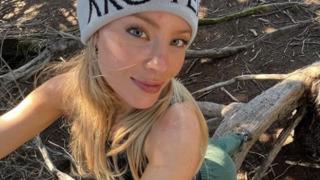 Sosyal medya fenomeni Daisy Keech, şeffaf iç çamaşırıyla mutfak tezgahına oturup aşka geldi! Köpeğini öpücüklere boğdu