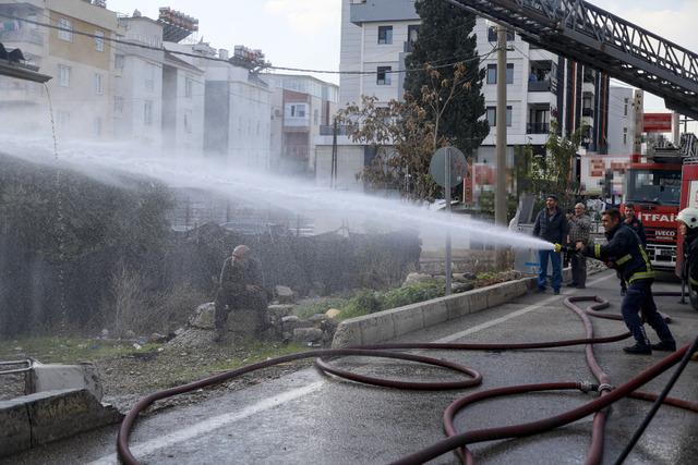 sobadan-sicrayan-kivilcimla-is-yeri-yandi-sondurme-calismasini-elleriyle-basini-tutarak-izledi_9689_dhaphoto6