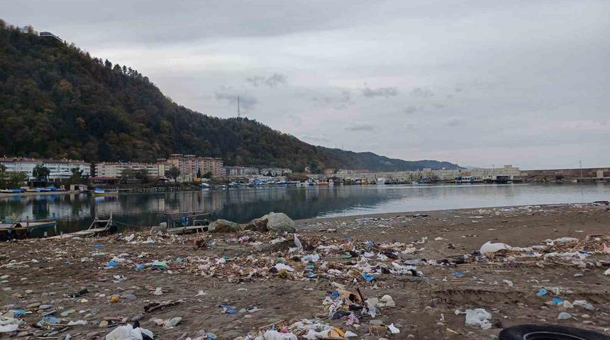 O il&ccedil;eyi fırtına vurmuştu! Sahilde geriye &ccedil;&ouml;p yığını kaldı