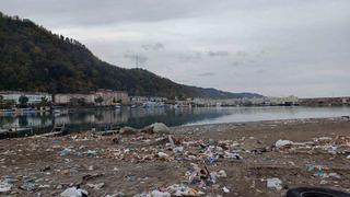 O ilçeyi fırtına vurmuştu! Sahilde geriye çöp yığını kaldı